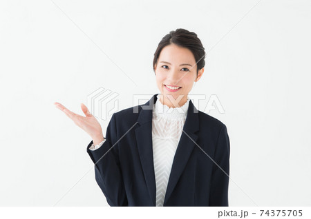 片手で紹介のポーズをする働く女性 74375705