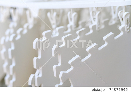 フロアマットを掃除 74375946