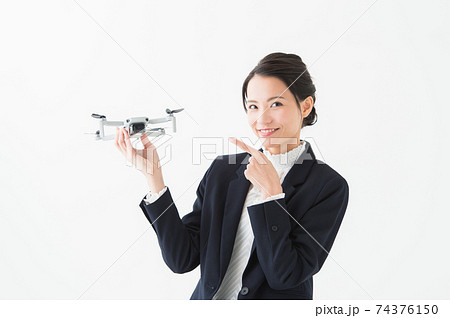 ドローンを持つ女性 ドローンを持つ女性 74376150