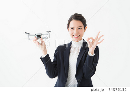 ドローンを持つ女性 74376152