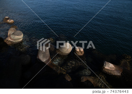 ベタ凪の日のテトラポット 74376443