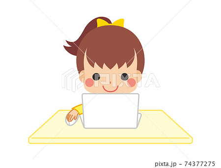 ノートパソコンでオンライン授業を受けている可愛い小さな女の子のイラスト Eラーニング 家庭学習のイラスト素材