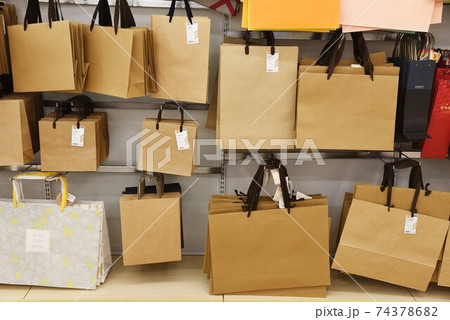 100円ショップの店内光景 100円ショップの店内光景 74378682