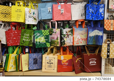 100円ショップの店内光景 74378684