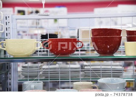 100円ショップの店内光景 100円ショップの店内光景 74378738