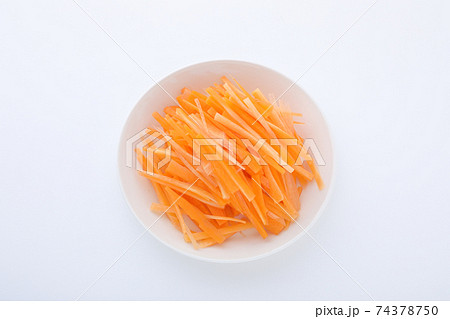 千切りした人参 74378750