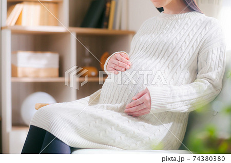 お腹を抱える妊婦 お腹を抱える妊婦 74380380