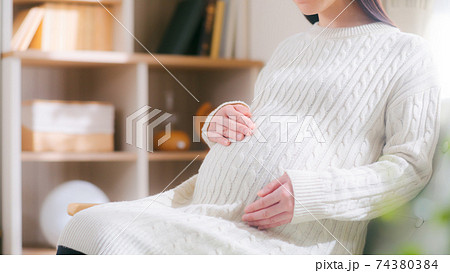 お腹をさする妊婦 16:9 お腹をさする妊婦 16:9 74380384