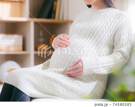お腹を触る妊婦　4:3 74380385