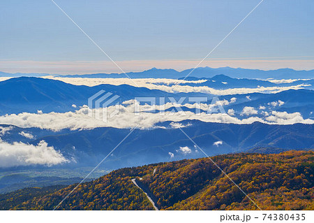 岐阜県(長野県)乗鞍岳の富士見岳の麓から東側の雲海とエコーラインの眺望(小鉢盛山,駒ヶ岳など) 74380435