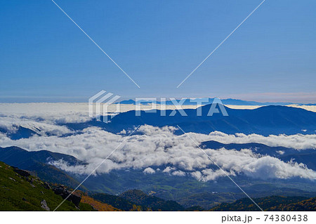 岐阜県(長野県)乗鞍岳の富士見岳の麓から東側の雲海の眺望(鉢盛山,小鉢盛山,蓼科山など) 岐阜県(長野県)乗鞍岳の富士見岳の麓から東側の雲海の眺望(鉢盛山,小鉢盛山,蓼科山など) 74380438