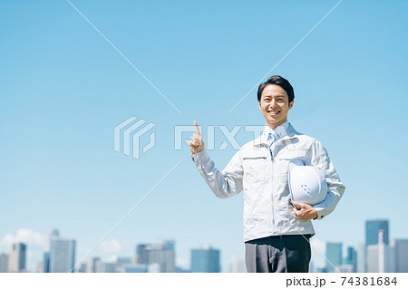 ビジネスパーソン　屋外 74381684
