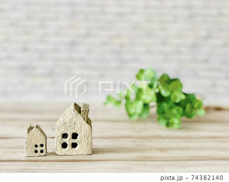 家小物2個と緑_白レンガ背景 74382140