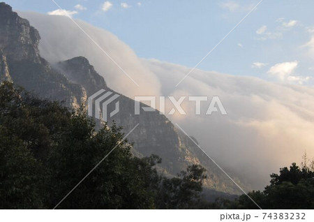 南アフリカ ケープタウン テーブルクロス テーブル マウンテンから流れ落ちる雲 の写真素材
