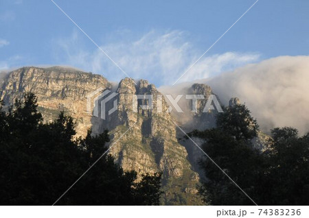 南アフリカ ケープタウン テーブルクロス テーブル マウンテンから流れ落ちる雲 の写真素材