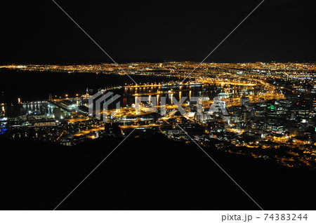 南アフリカ、シグナル・ヒルからのケープタウン夜景 南アフリカ、シグナル・ヒルからのケープタウン夜景 74383244