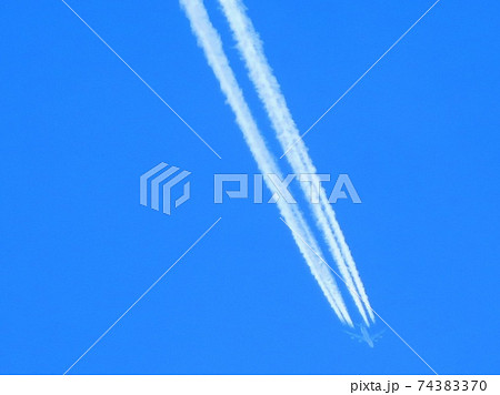 飛行機雲 クッキリと2本の雲の写真素材