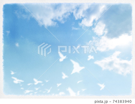 手描きの水彩タッチで描いた青い空と、飛翔する白い鳩。 手描きの水彩タッチで描いた青い空と、飛翔する白い鳩。 74383940