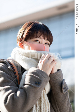 コートとマフラーとマスクを着用した冬の女性 コートとマフラーとマスクを着用した冬の女性 74384093