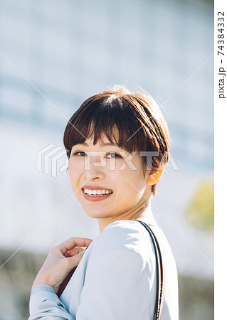 笑顔のビジネスウーマン 74384332
