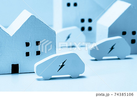 EV　自動車　家　街 74385106