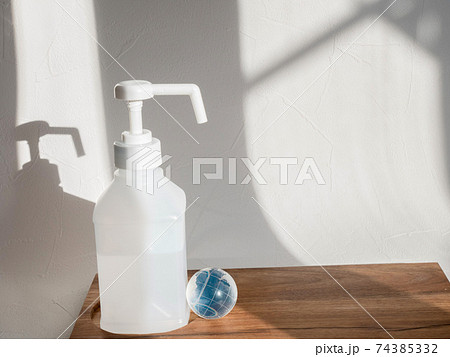 消毒液と地球。新型コロナウイルス(COVID-19)や感染症の予防対策イメージ。 74385332