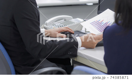オフィスワーク ビジネスマン オフィスワーク ビジネスマン 74385871