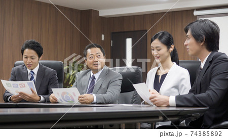 会議をするビジネスマン 会議をするビジネスマン 74385892