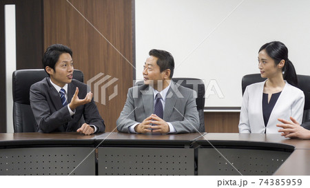 会議をするビジネスマン 74385959