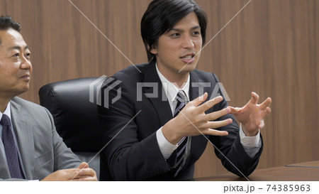 会議をするビジネスマン 会議をするビジネスマン 74385963