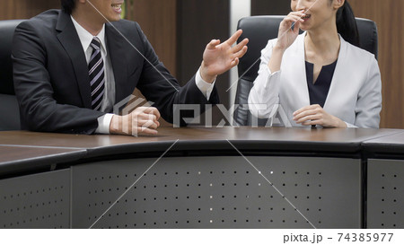 会議をするビジネスマン 74385977