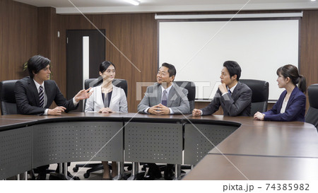 会議をするビジネスマン 74385982