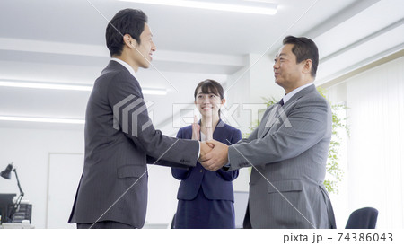 オフィスワーク ビジネスマン オフィスワーク ビジネスマン 74386043