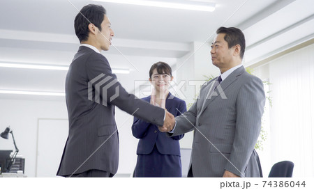 オフィスワーク ビジネスマン オフィスワーク ビジネスマン 74386044
