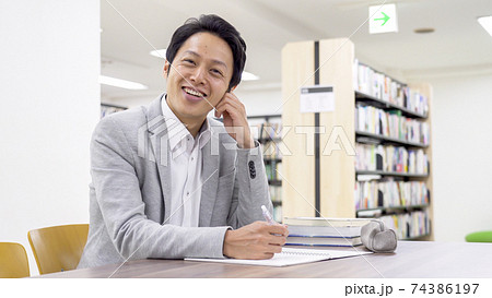 図書館で勉強するビジネスマン 74386197