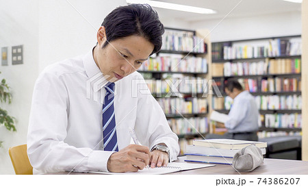 図書館で勉強するビジネスマン 図書館で勉強するビジネスマン 74386207