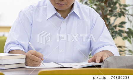 図書館で勉強する中高年男性 図書館で勉強する中高年男性 74386253