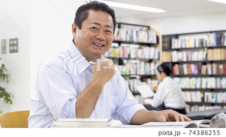 図書館で勉強する中高年男性 74386255
