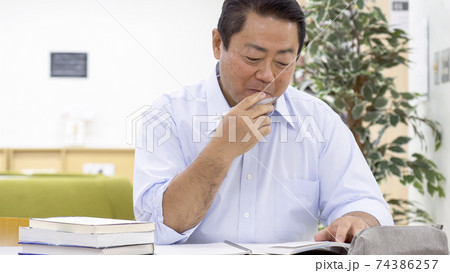 図書館で勉強する中高年男性 74386257