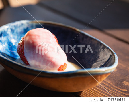練乳のかかった苺。新鮮で真っ赤な果物。 74386631