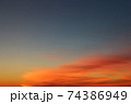 明け方の青と赤の空 74386949