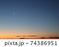 夜明けの空に浮かぶ三日月 74386951