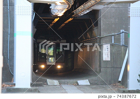 トンネルを出る湘南モノレール5000系 74387672