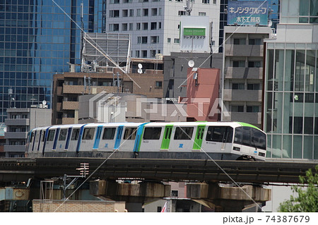 東京モノレール 2000形新塗装都心を行く 74387679