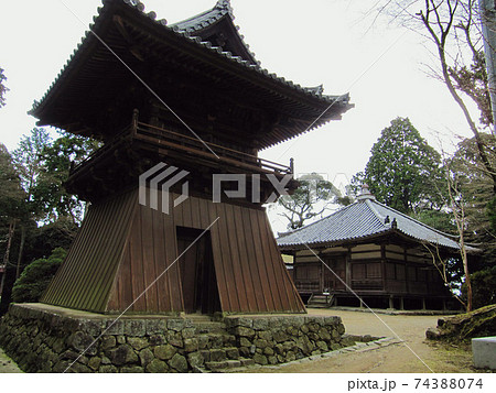 書写山圓教寺の鐘楼と法華堂 兵庫県姫路市の写真素材 74388074 pixta