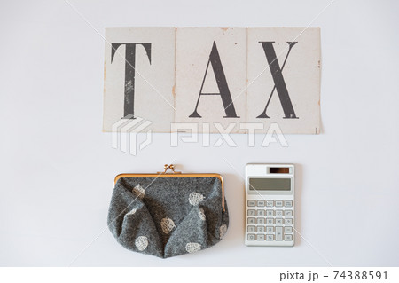 計算機とお財布 TAXの文字 税金イメージ 計算機とお財布 TAXの文字 税金イメージ 74388591