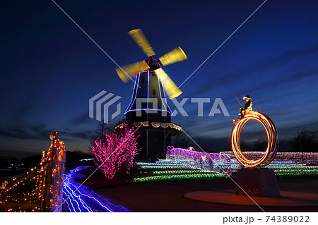 ロマンチック茨城 夕暮れの空に光の風車 ロマンチック 土浦市 霞ケ浦総合公園の写真素材