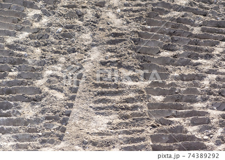 工事中の土の地面に残されたキャタピラの跡 工事中の土の地面に残されたキャタピラの跡 74389292