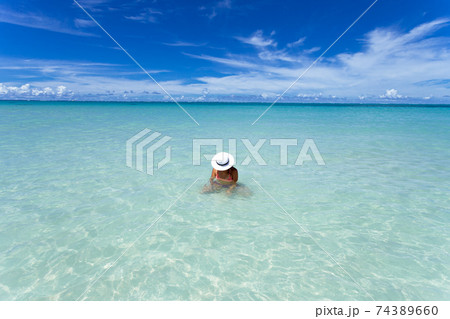 綺麗な海へ泳ぎに来た水着姿の女の子 綺麗な海へ泳ぎに来た水着姿の女の子 74389660