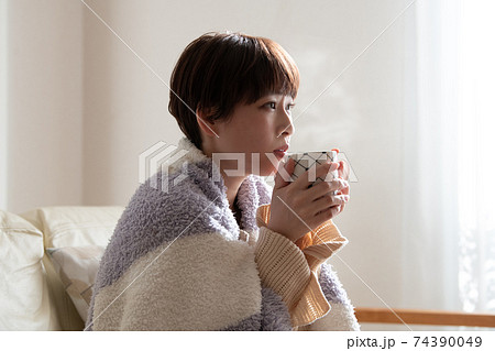 暖かい飲み物で温まる冬の女性 74390049
